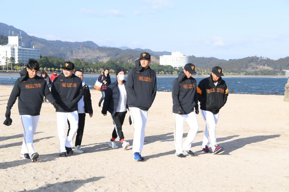 参道を歩く丸（左から二人目）ら巨人ナイン＝青島（撮影・棚橋慶太）