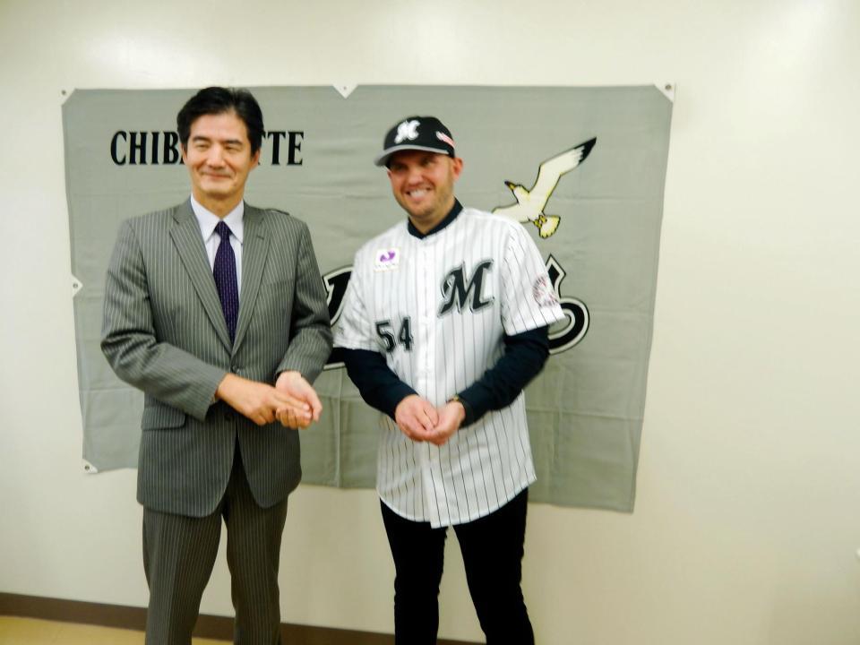 山室球団社長とともにスシポーズを取るレアード