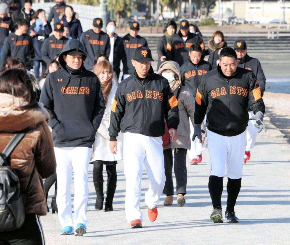 参道を歩く（左から）巨人・坂本勇人、巨人・中島宏之、巨人・阿部慎之助＝青島神社（撮影・棚橋慶太）