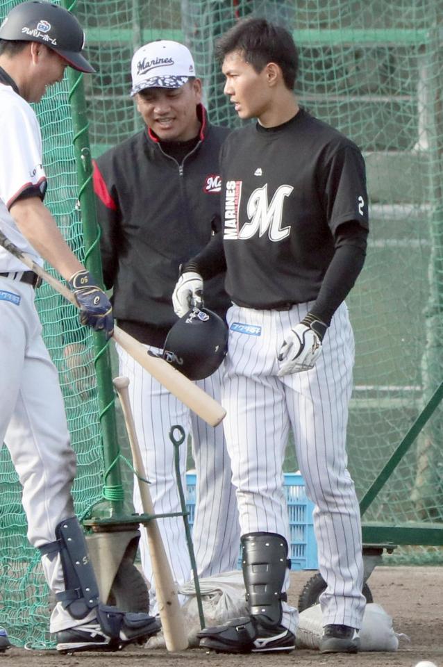 特打を終え、井口監督（中央）と話すロッテ・藤原（右）