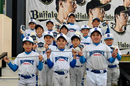 オリックスの野球教室に参加しオリックスの西村徳文監督からプレゼントされた靴ひもを手に笑顔を見せる三股ブルースカイナイン＝宮崎市清武総合運動公園（撮影・持木克友）