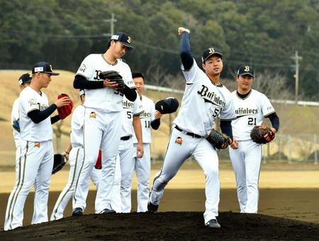 右肘の炎症でノースロー調整が決まったオリックスの黒木優太＝宮崎市清武総合運動公園（撮影・持木克友）