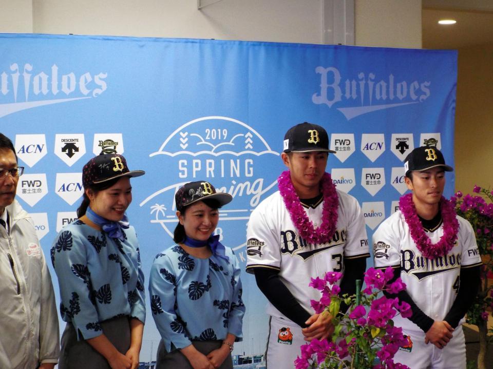 宮崎ブーゲンビリア空港のスタッフからブーゲンビリアのレイと小鉢をプレゼントされた若月と福田