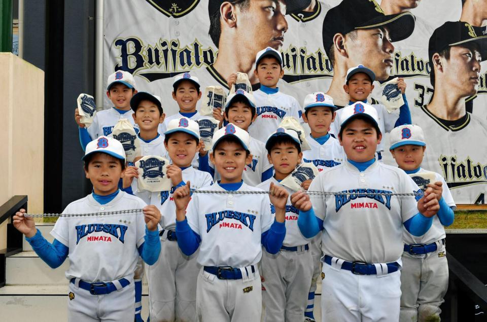 オリックスの野球教室に参加しオリックスの西村徳文監督からプレゼントされた靴ひもを手に笑顔を見せる三股ブルースカイナイン＝宮崎市清武総合運動公園（撮影・持木克友）