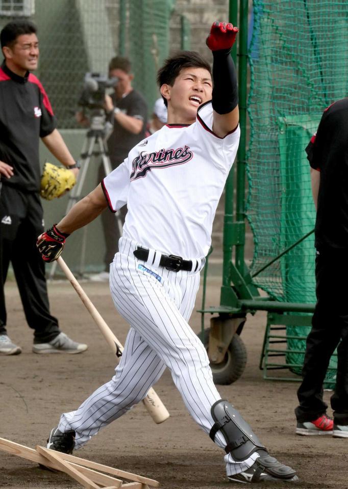 　ロングティーで汗を流す藤原