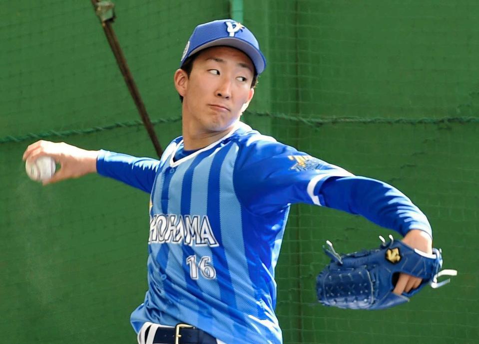 　ブルペンでピッチングを行う大貫（撮影・開出牧）