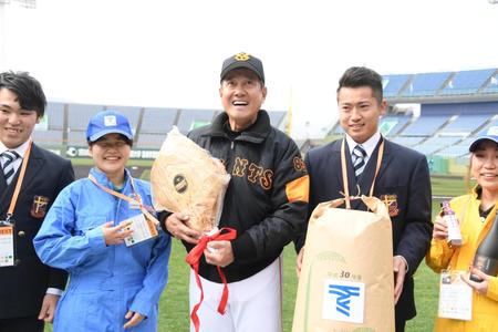 東海大学から特産品を贈呈された原監督