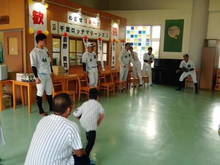 児童養護施設を訪問し子どもたちと触れあう井口監督（後方左から２人目）