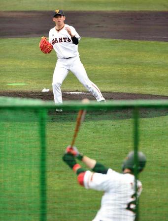 　シート打撃で陽岱鋼（手前）から空振り三振を奪う高橋（撮影・棚橋慶太）