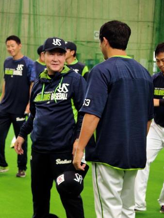 五十嵐（背中）と談笑するヤクルト元監督の若松勉氏