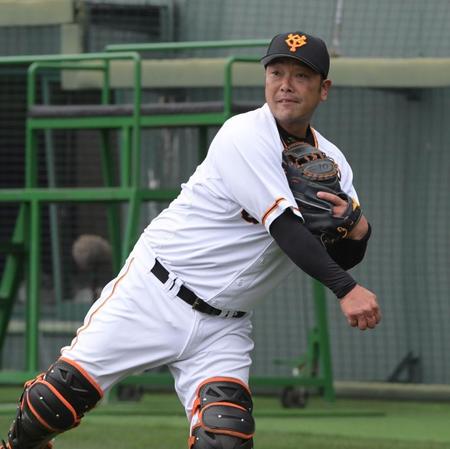 背中の張りを訴えた巨人・阿部慎之助＝宮崎（撮影・金田祐二）