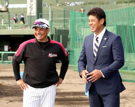 ロッテ・井口監督（左）と談笑する日本代表の稲葉監督＝石垣