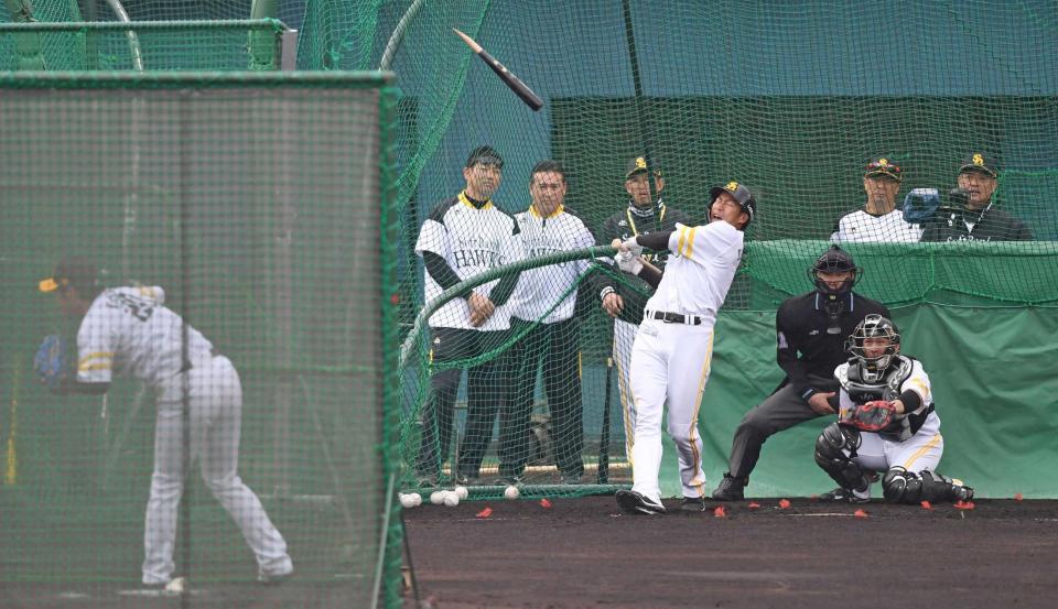 　甲斐野（左手前）の直球に、バットをへし折られる柳田。右端は見守る工藤監督