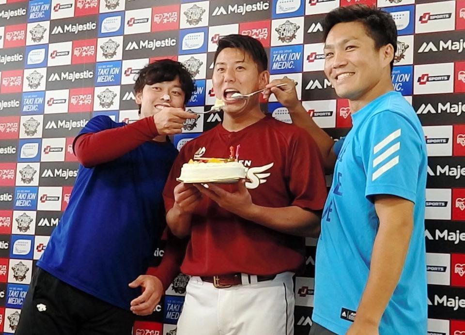 ３１歳の誕生日を高梨（左）、則本（右）の２人にお祝いされる楽天・福井＝沖縄・久米島