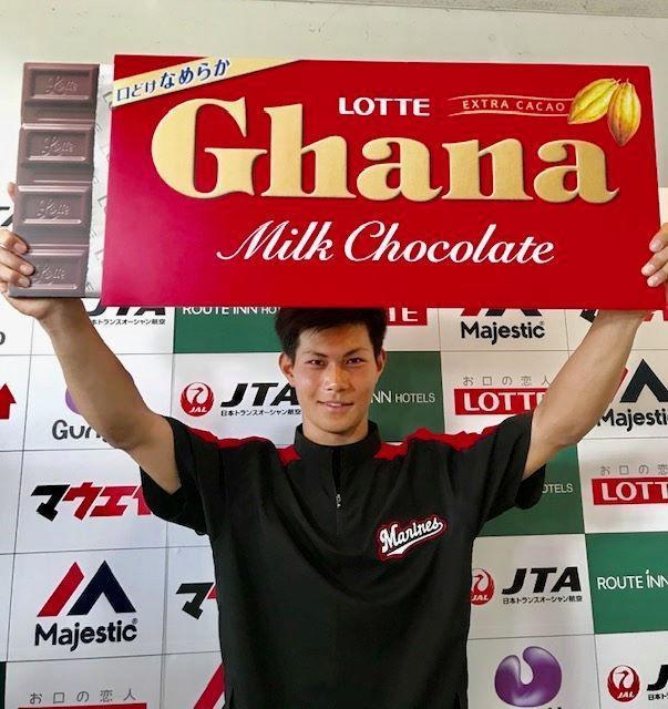 ガーナミルクチョコレートを手にする藤原