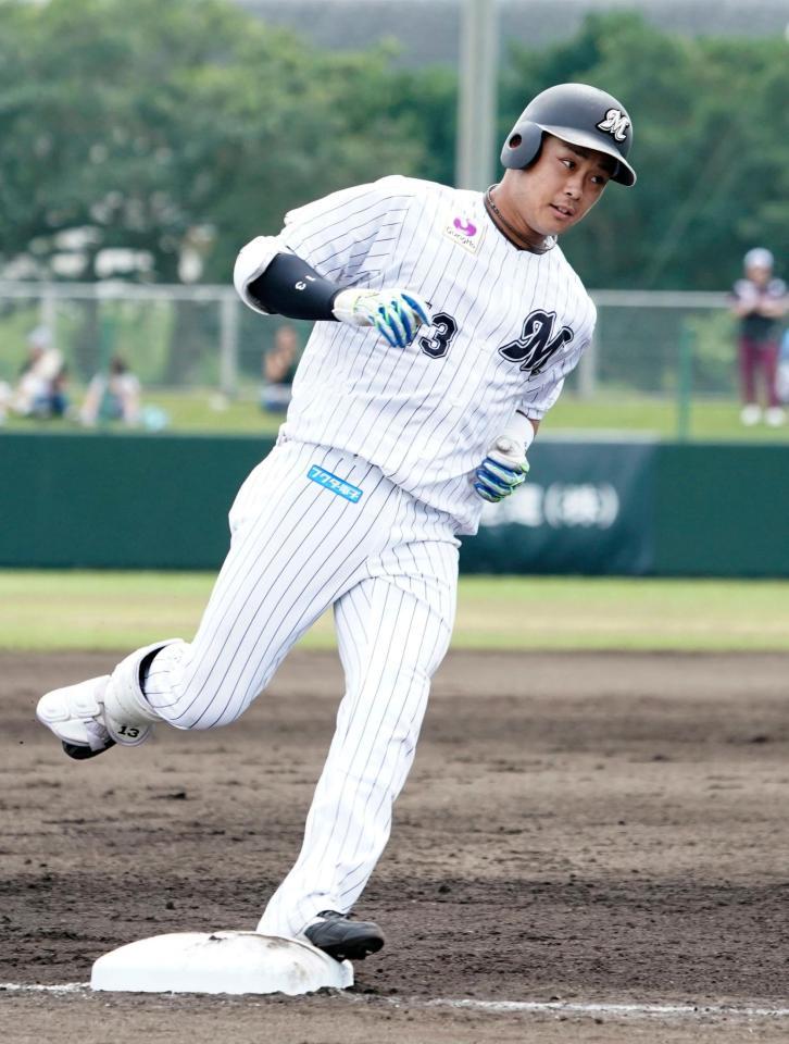 台湾プロ野球ラミゴとの練習試合で２ランを放ったロッテ・平沢＝石垣