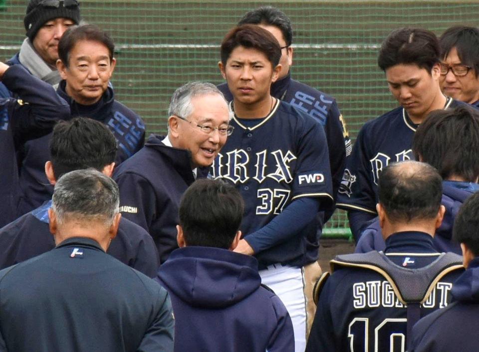 　キャンプの視察に訪れ、選手らに訓示する宮内オーナー（中央）