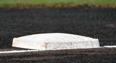 　巨人キャンプで使用するメジャー仕様の塁ベース