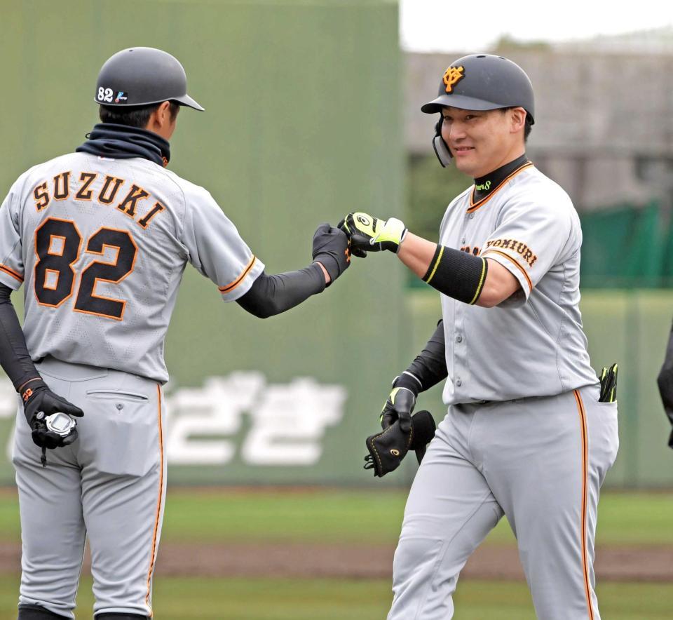 　３回、適時打を放ち、鈴木コーチ（左）と笑顔でタッチを交わす丸