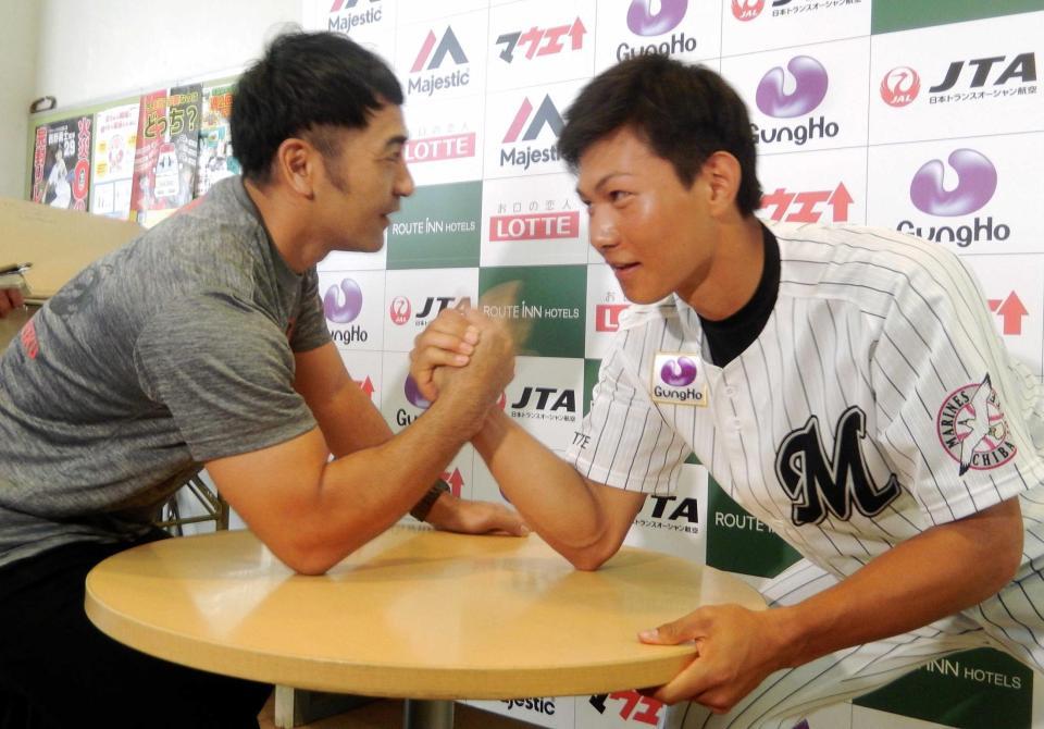 　腕相撲日本王者の石川さん（左）に挑戦する藤原