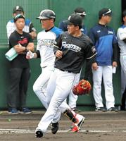 １回を３人で抑えた日本ハム・柿木蓮＝かいぎんスタジアム国頭（撮影・出月俊成）