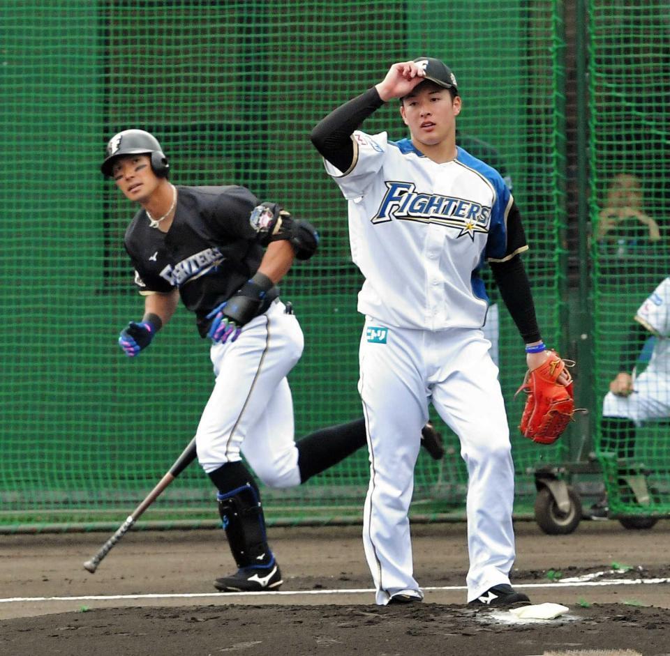 　１回、大田（左）に本塁打を浴びた吉田輝