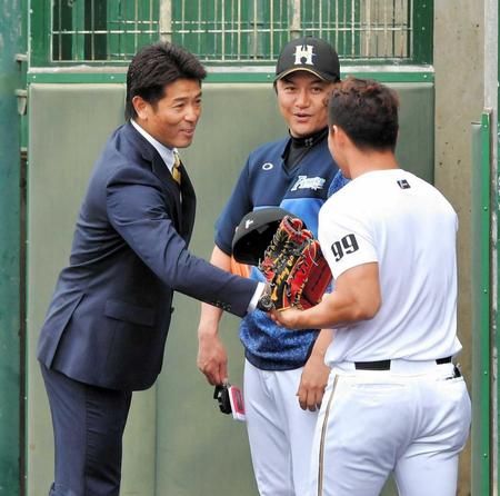 　王柏融（右）と握手を交わす日本代表・稲葉監督（左）