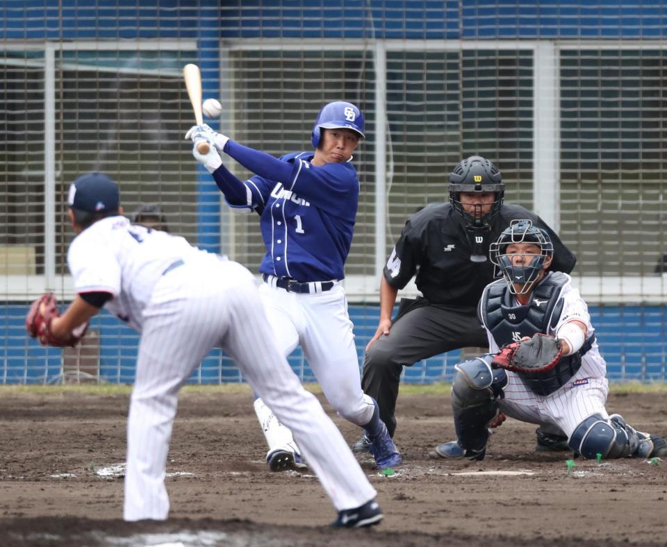 ７回表１死一、二塁、京田が中前打を放つ