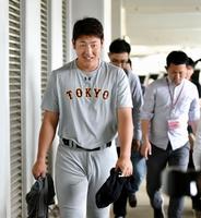 練習途中から別メニューで調整する巨人・岡本和真＝沖縄セルラースタジアム那覇（撮影・西岡正）