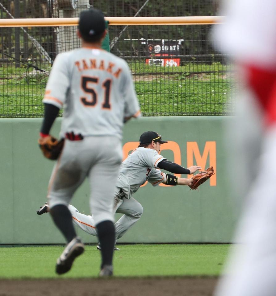 　３回裏１死三塁、右翼線の打球に丸が飛びつくが捕球できず適時三塁打となる