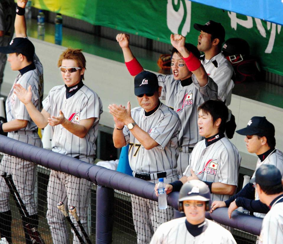 　星野監督（中央）が率いて北京五輪に出場した野球の日本代表＝２００８年８月