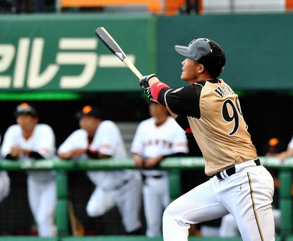 ３回日本ハム２死三塁、右前適時打を放つ日本ハム・王柏融＝沖縄セルラースタジアム那覇（撮影・西岡正）