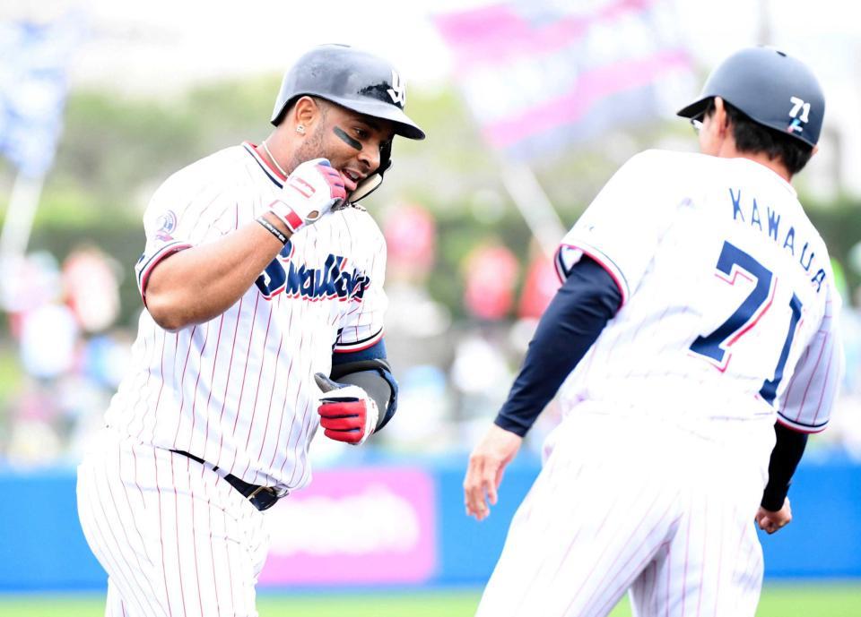 　５回、ソロを放ち河田コーチ（右）とタッチするバレンティン
