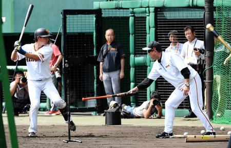 　小林（左）に打撃指導する原監督（撮影・棚橋慶太）