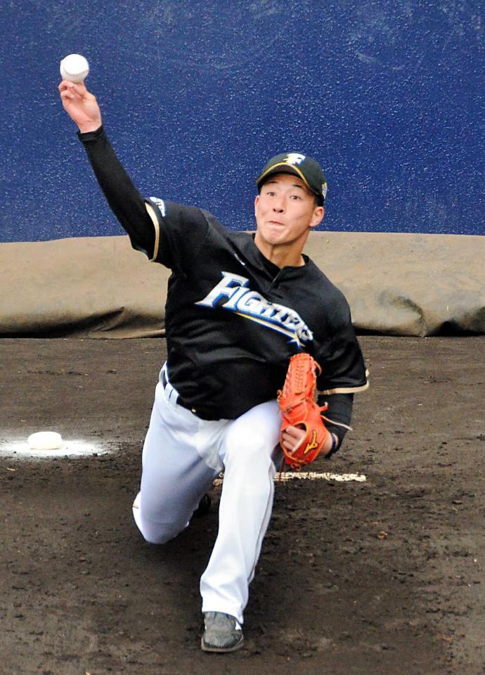 　ブルペンで力強い球を投げ込む吉田輝