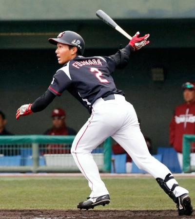 　楽天との練習試合で左前適時打を放つ藤原