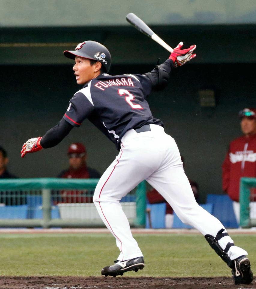 　楽天との練習試合で左前適時打を放つ藤原