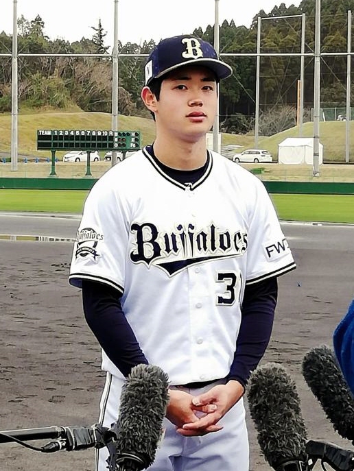 ２軍キャンプを打ち上げてテレビインタビューに答えるドラフト１位・太田