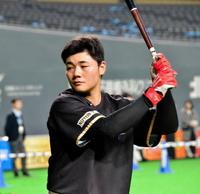 ティー打撃で汗を流す清宮