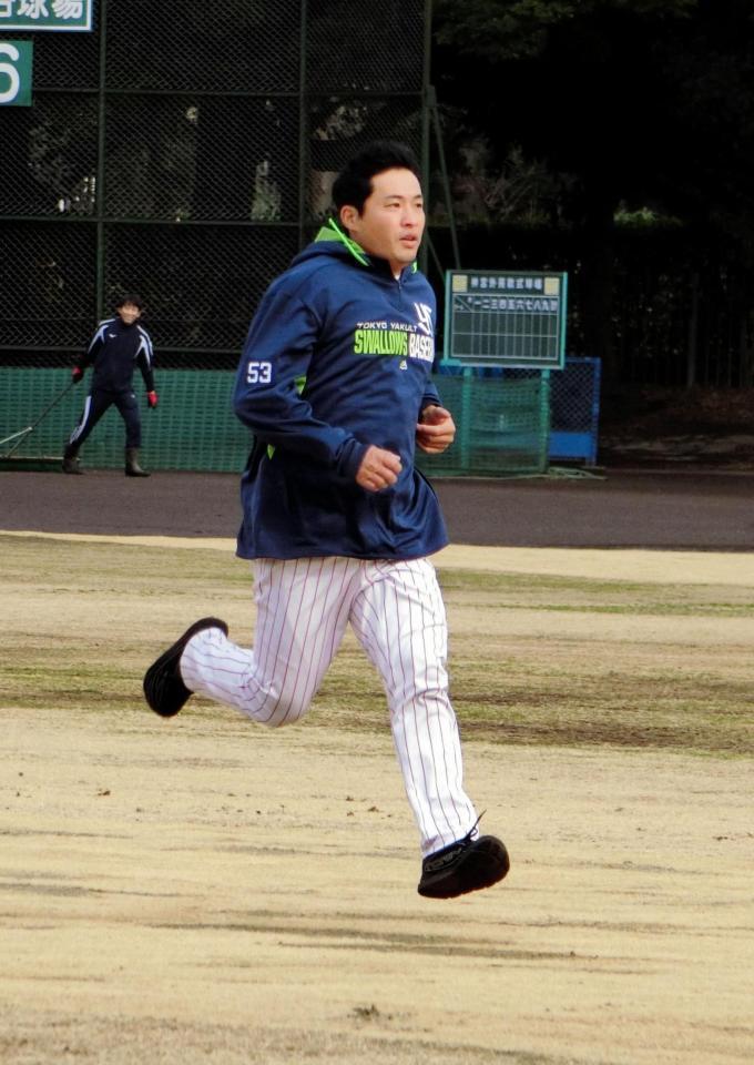 軽快にダッシュをこなすヤクルト・五十嵐