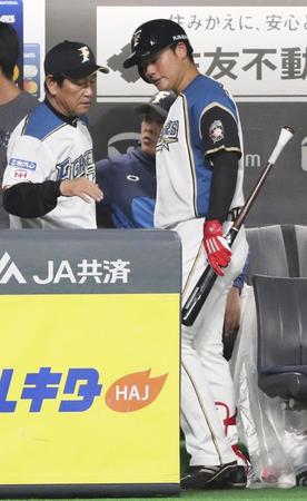 　９回の打席で右手首の痛みを訴えて交代した日本ハム・清宮。左は栗山監督
