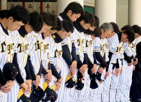 　西宮神社を参拝し、必勝祈願する阪神の選手ら＝５日、兵庫県西宮市