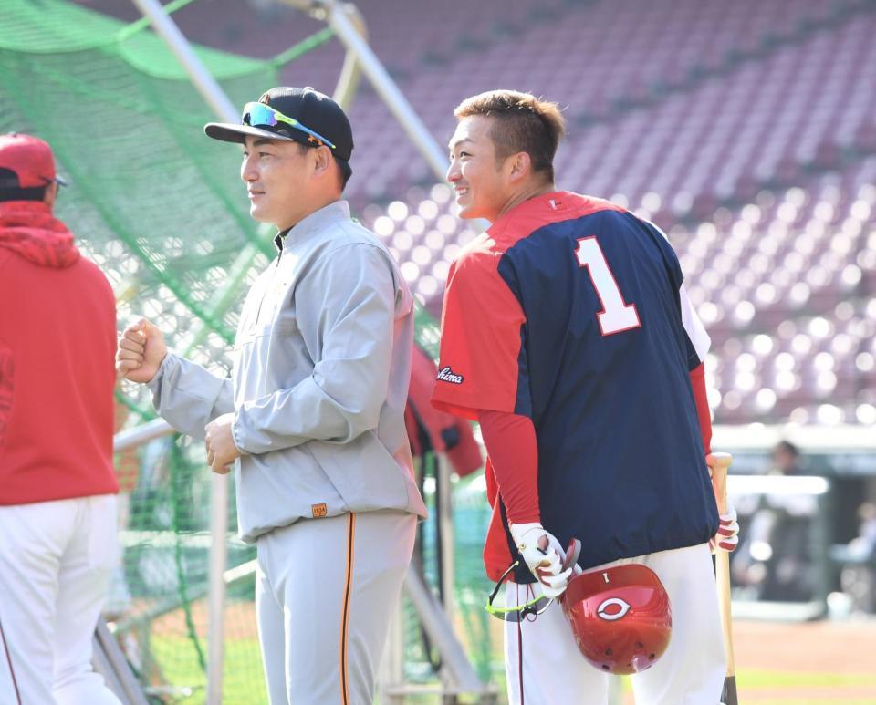巨人丸 カープの元同僚鈴木誠也から肩をモミモミ 対戦前にあいさつ回り 野球 デイリースポーツ Online