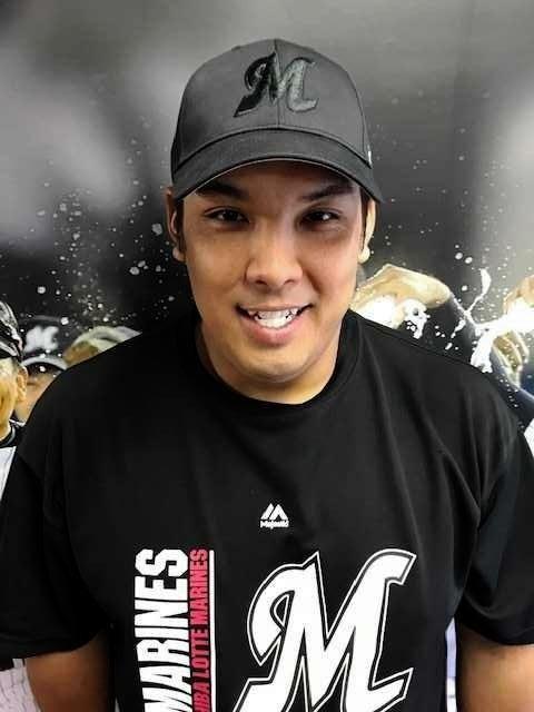 ＢＬＡＣＫキャップをかぶるロッテ・井上