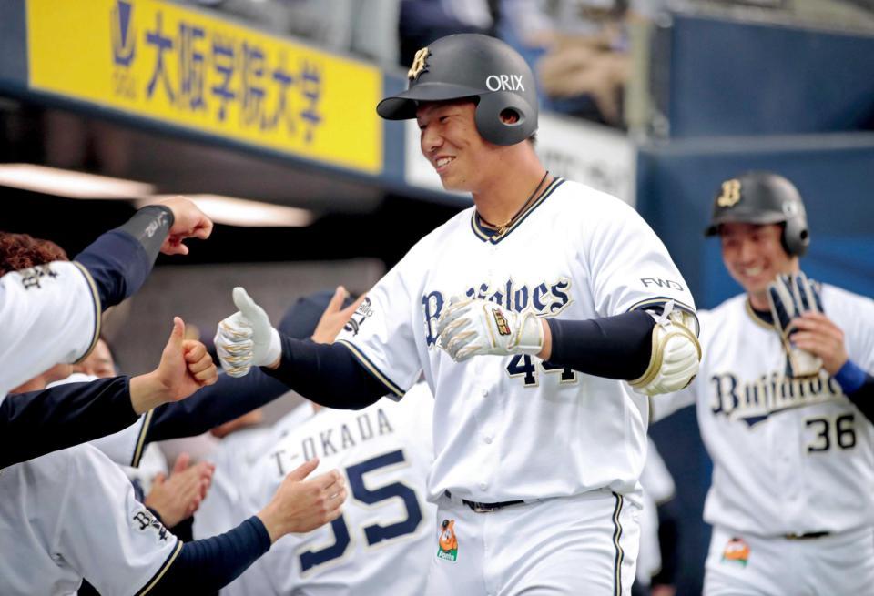 　８回、２ランを放ち、ベンチでナインに迎えられる頓宮