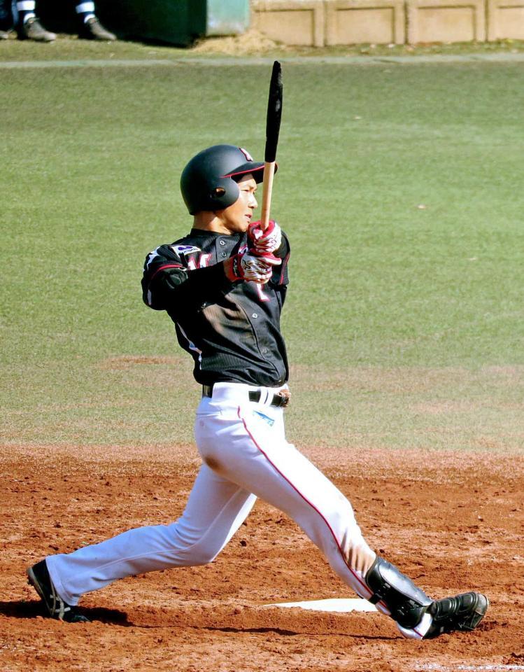 　バットを折りながらも安打を放つ藤原