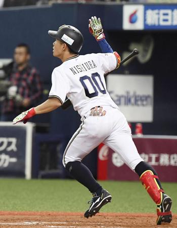 　４回、右越えに３ランを放つ西浦