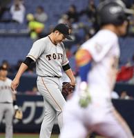 　４回、西浦（手前）に３ランを浴びる菅野