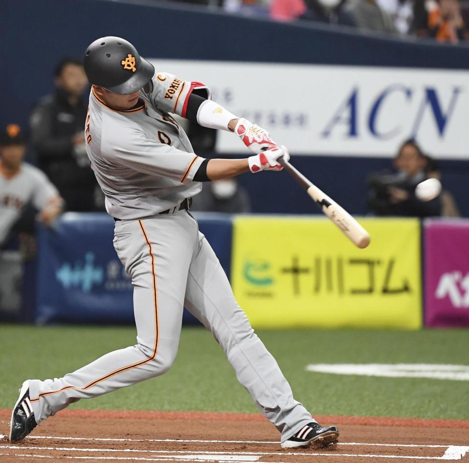 　１回、左越えに先制ソロを放つ坂本勇