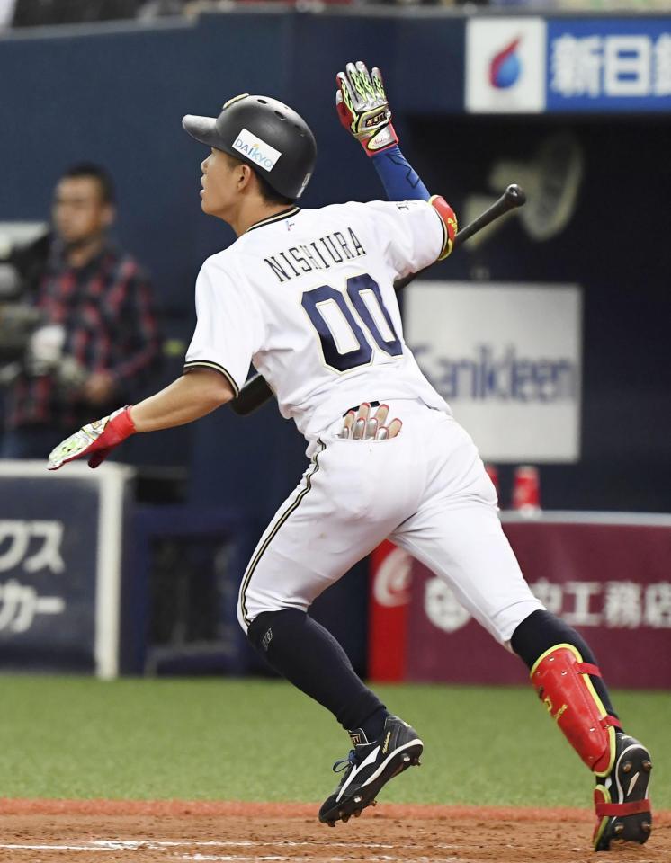 　４回、右越えに３ランを放つ西浦